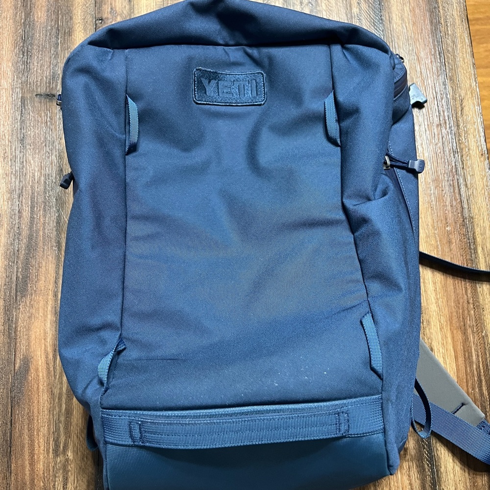 CROSSROADS®  22L BACKPACK